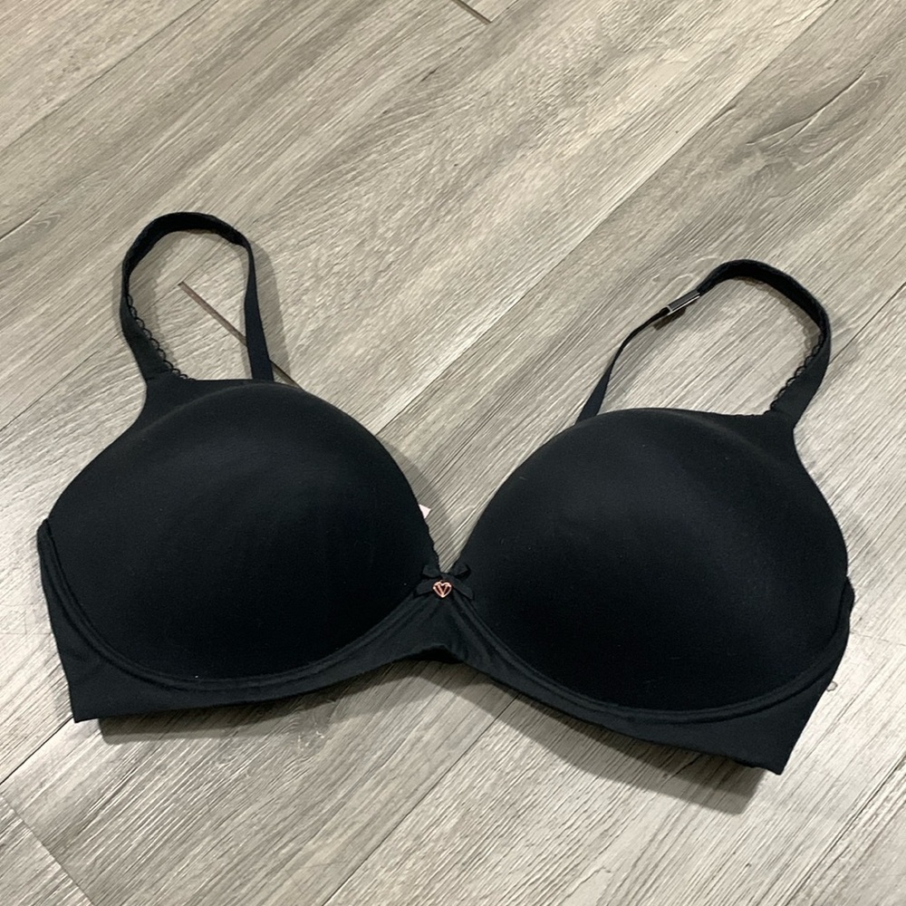 Victoria’s Secret No Wire Molded‎ Cup NWT Black Bra size 38DD